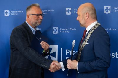 zdjęcie z podpisania umowy Prezydenta Miasta Rzeszowa z dyrektorem firmy Eurovia Regionu Południe, fot. Grzegorz Bukała, Urząd Miasta Rzeszowa